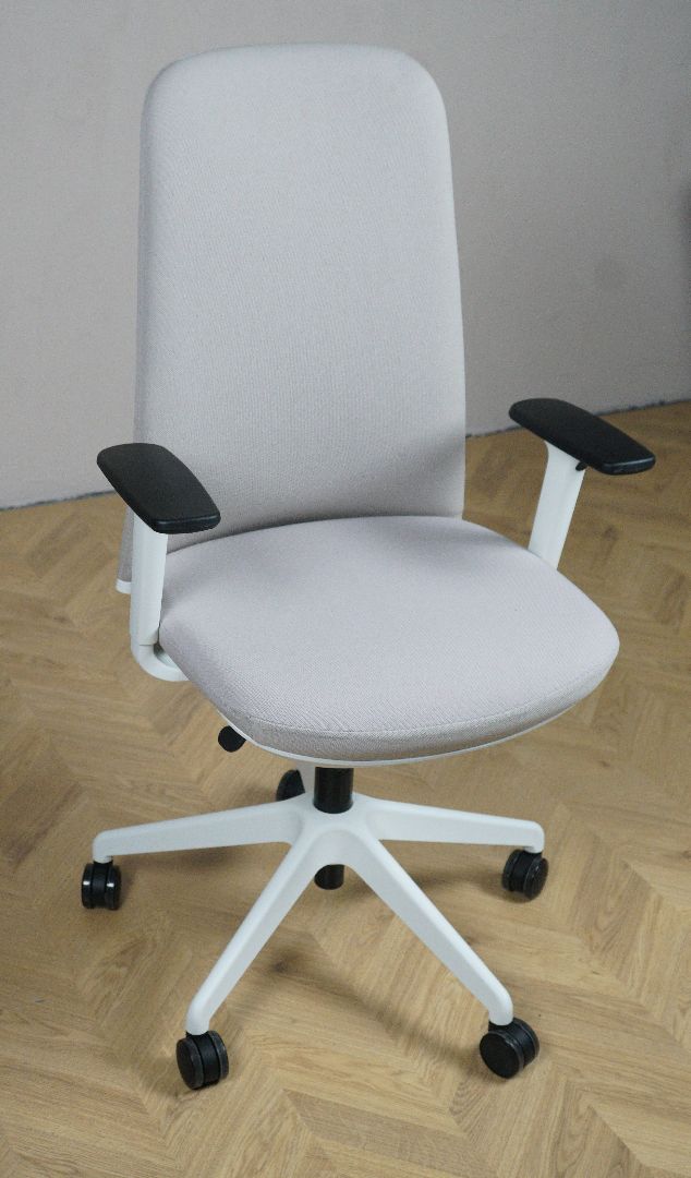 Frontvisning af HJH kontorstol i beige med ergonomisk vippefunktion og moderne design.